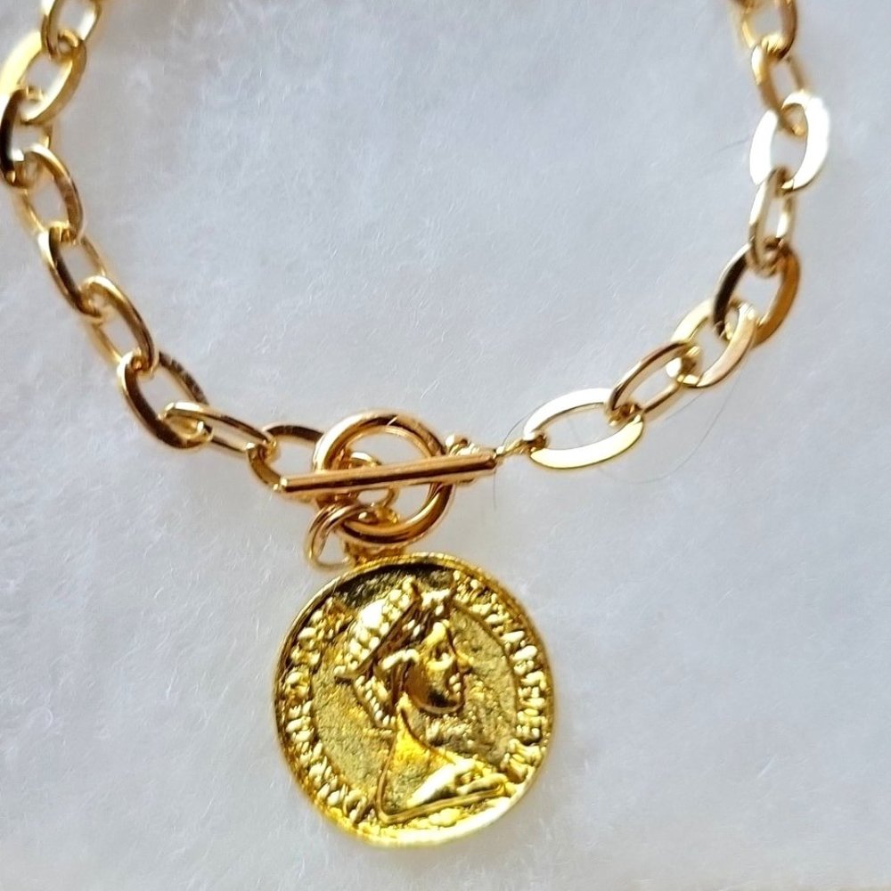 NEW Queen Elizabeth coin pendant bracelet